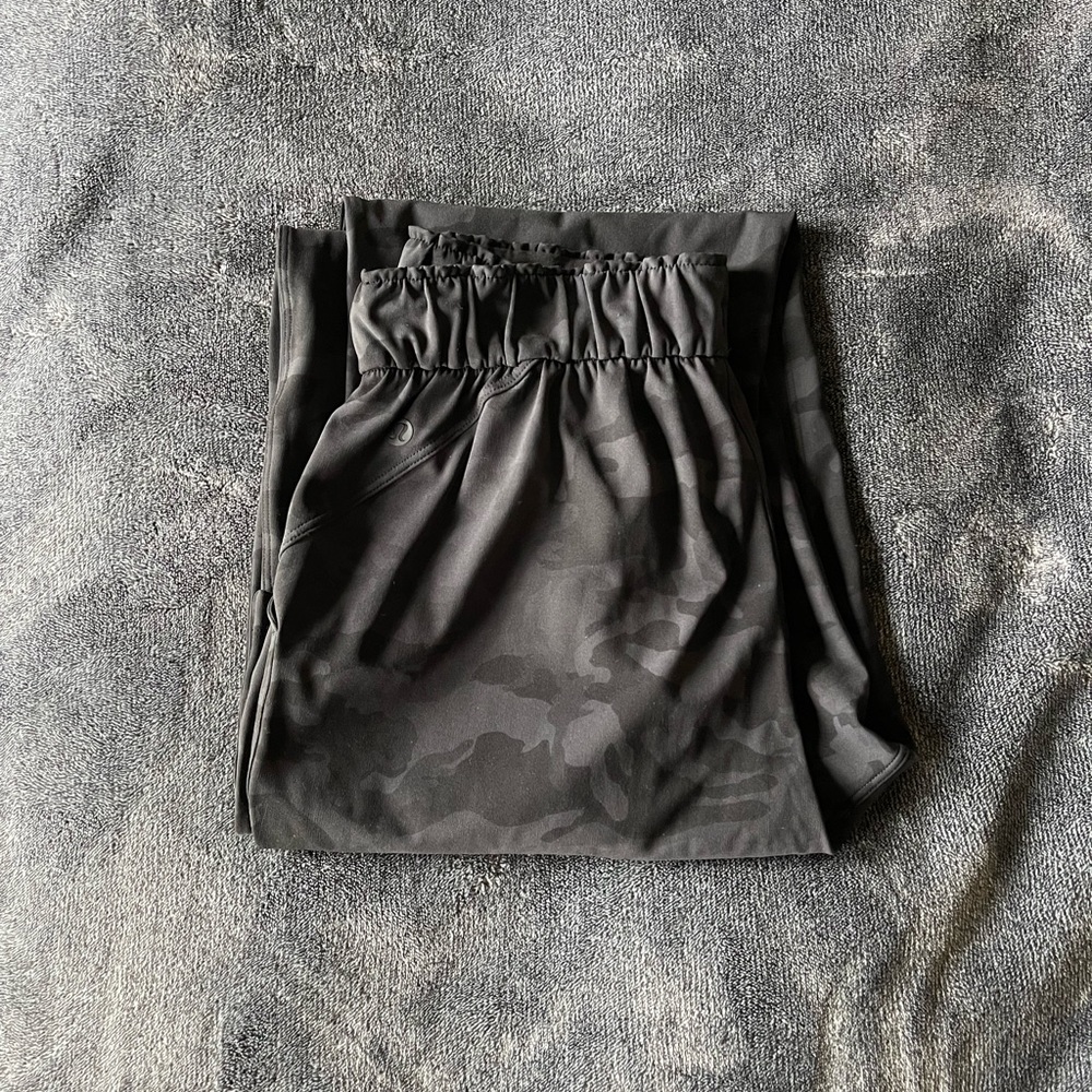 Stretch High-Rise Pant 7/8 Length IN BLACK CAMO! Women’s size 6!! 🖤 - Picture 4 of 5